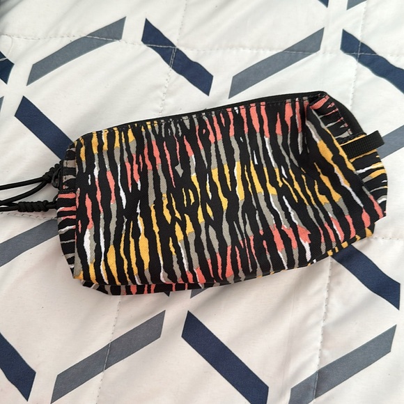 Volcom Pouch for pencils two pockets never used - Picture 4 of 4